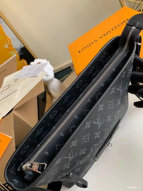 WIS LOUIS MESSENGER VUITTON BAG 0513